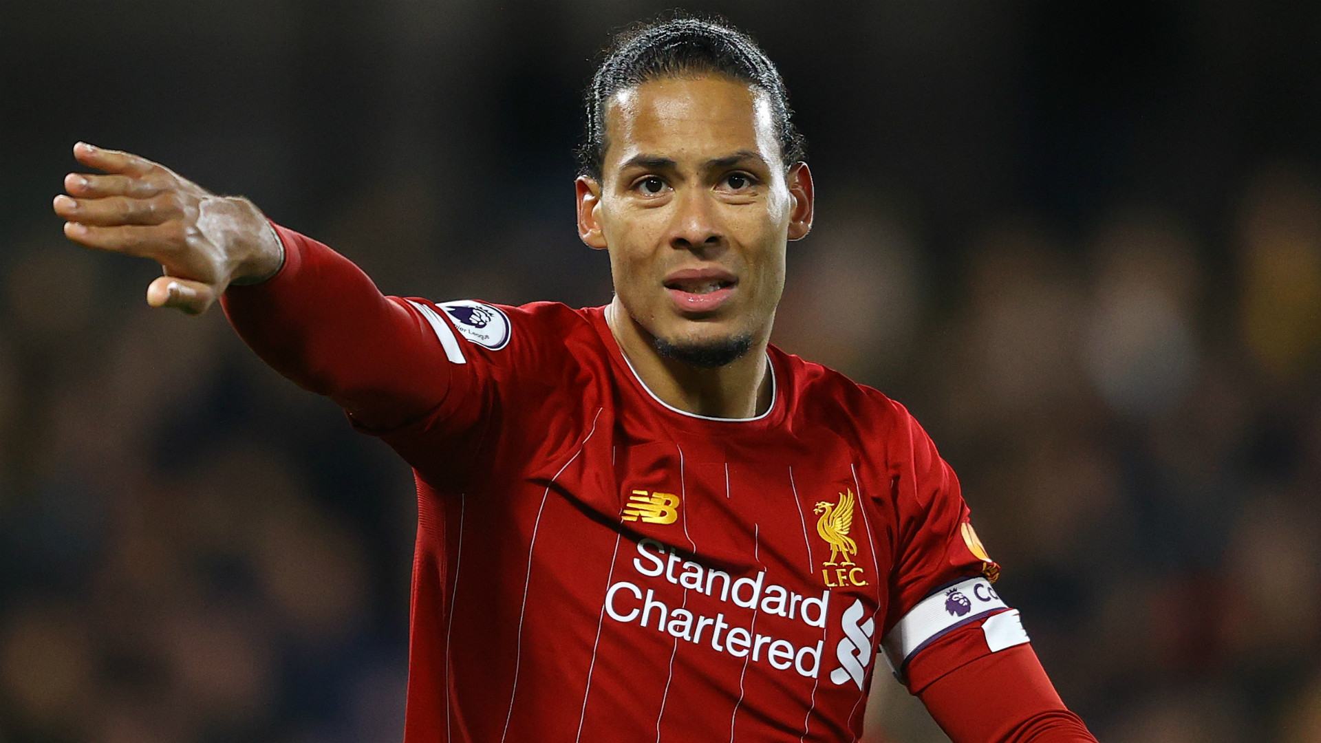 Van Dijk thể hiện bản lĩnh bằng những pha điều phối bóng