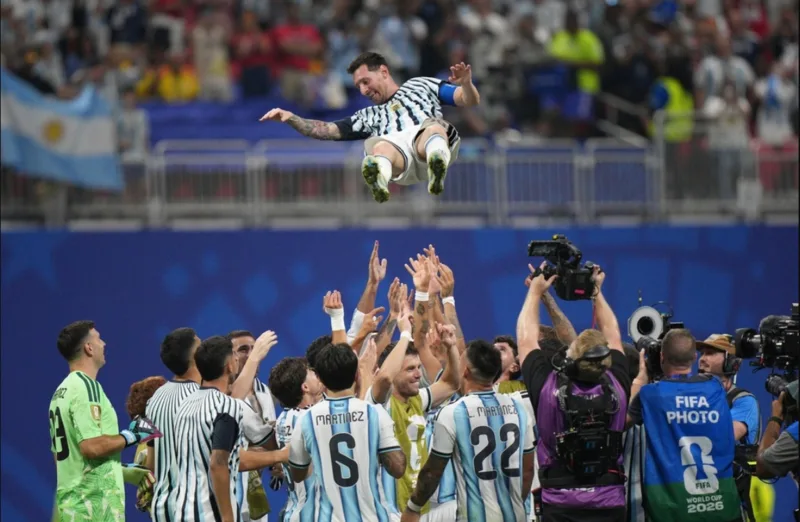 Nếu duy trì hiệu suất 25 đến 30 bàn mỗi năm, Messi về lý thuyết cần gần ba mùa để tiến tới 1.000