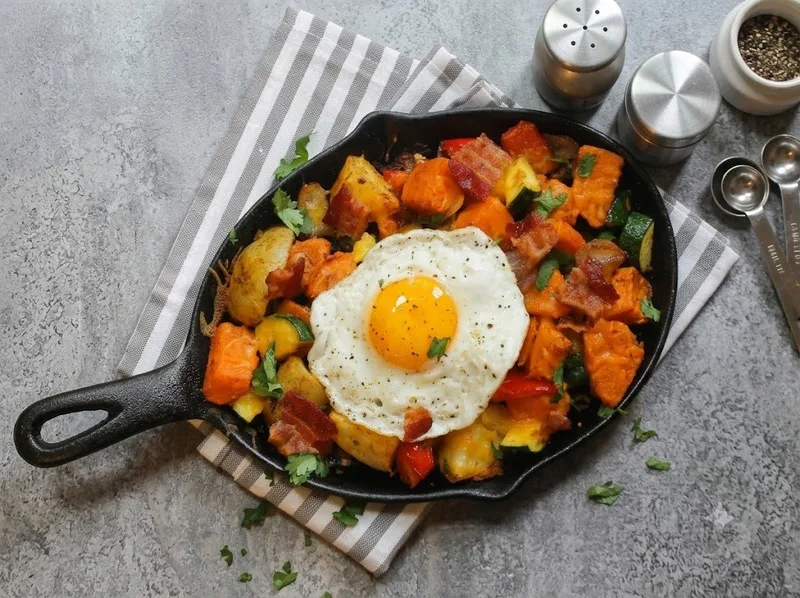 Khoai lang có thể kết hợp với trứng, thịt gà, cá, sữa chua hoặc rau để tạo nhiều bữa ăn đa dạng.