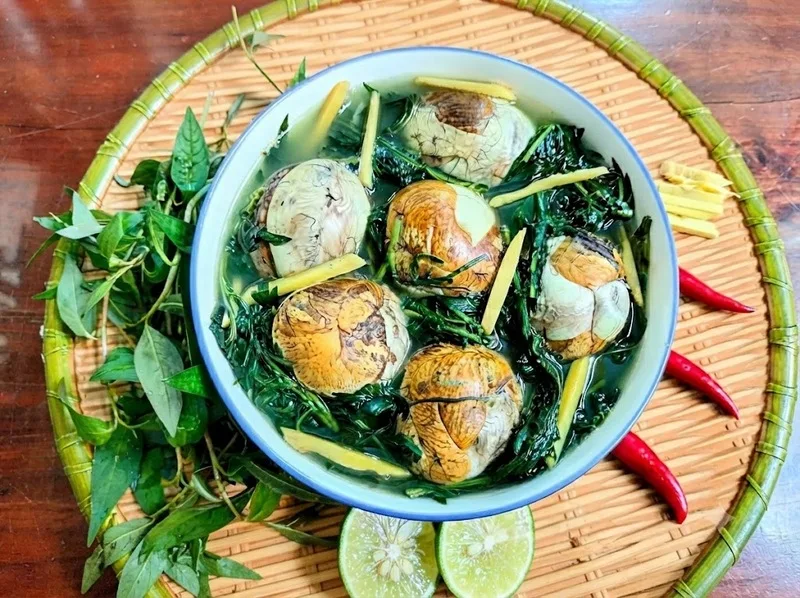 Sử dụng trứng vịt lộn thường xuyên cần đi kèm chế độ ăn cân bằng với rau xanh, cá, thịt nạc và các nguồn đạm khác.