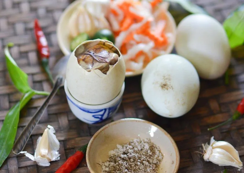 Thời điểm ăn trứng vịt lộn không quyết định hoàn toàn giá trị dinh dưỡng, quan trọng là tổng khẩu phần và khả năng tiêu hóa của cơ thể.