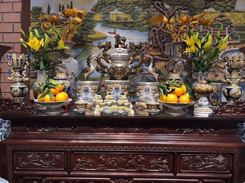 Vị trí bố trí bàn thờ gia tiên cần phù hợp với từng loại nhà, bảo đảm sự yên tĩnh và thuận tiện khi sử dụng.