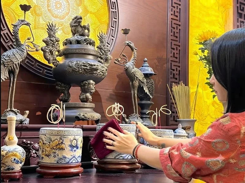 Vệ sinh và kiểm tra định kỳ giúp bố trí bàn thờ gia tiên luôn sạch sẽ, trang nghiêm và an toàn theo thời gian.