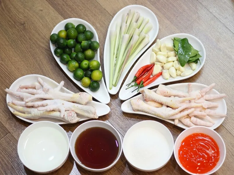 Nguyên liệu tươi ngon gồm chân gà, sả, tắc, ớt và các loại gia vị cần thiết