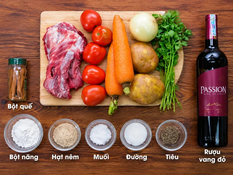 Các nguyên liệu chính cho món bò sốt vang gồm thịt bò, cà chua, khoai tây, cà rốt, quế hồi và rượu vang đỏ.