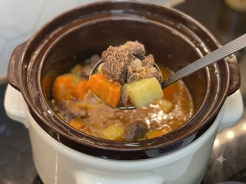 Nồi bò sốt vang được hầm chậm ở nhiệt thấp giúp thịt mềm, nước sốt sánh quyện và dậy mùi quế hồi đặc trưng.