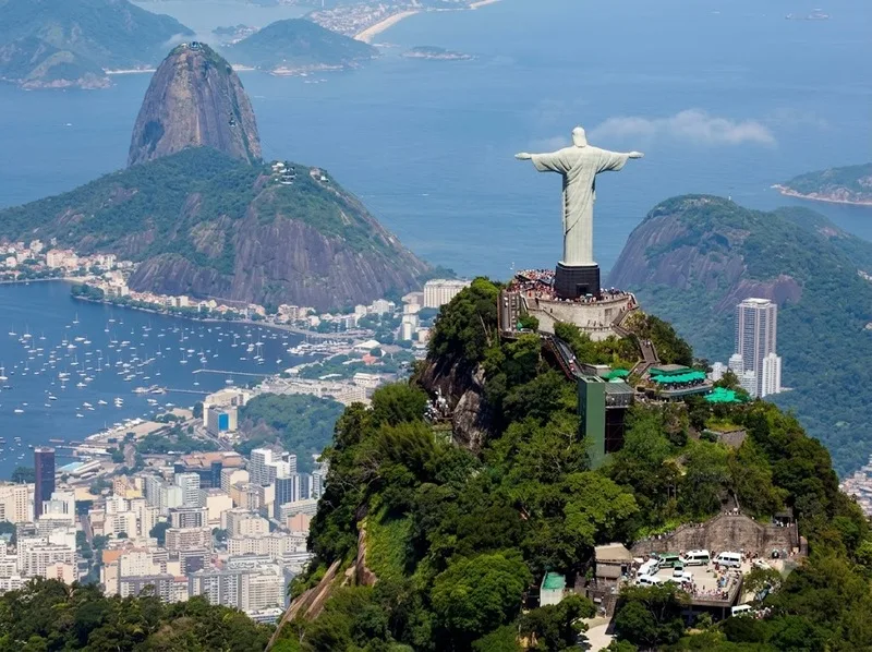 Tượng Chúa cứu thế tọa lạc trên đỉnh Corcovado, từ đây có thể quan sát toàn cảnh Rio de Janeiro.