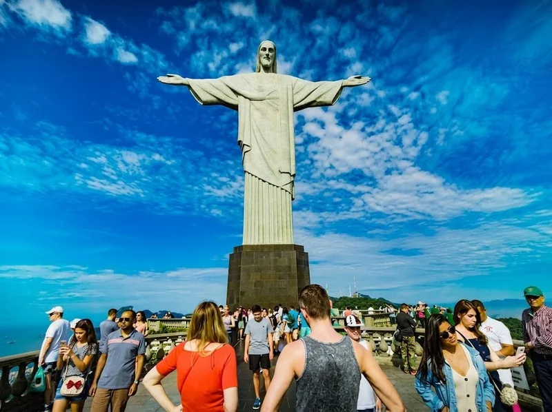 Tham quan Tượng Chúa cứu thế mang đến cơ hội ngắm toàn cảnh Rio de Janeiro từ độ cao khoảng 700 mét.